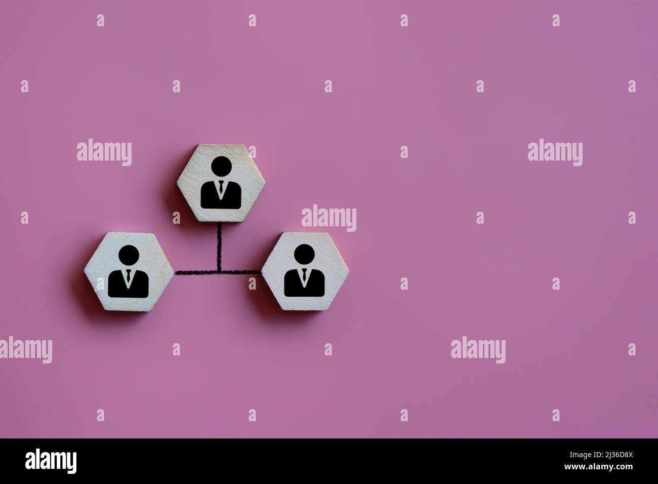 Cubo di legno con icona di lavoratore e linee collegate. Leadership, condivisione, rete, concetto peer-to-peer Foto Stock