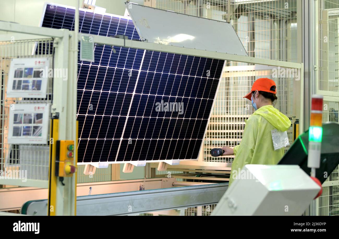 NANTONG, CINA - 6 APRILE 2022 - un dipendente controlla la qualità di un modulo fotovoltaico in un laboratorio intelligente solare a Nantong, Jiangsu Pr della Cina orientale Foto Stock
