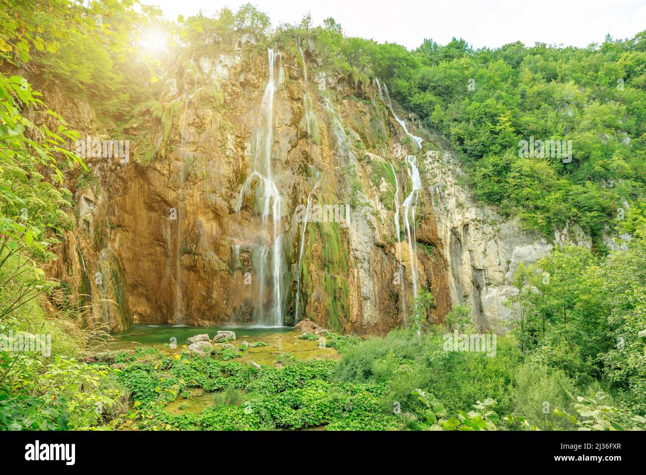Cascata di Veliki e sole del Parco Nazionale dei Laghi di Plitvice in Croazia nella regione di Lika. Patrimonio mondiale dell'UNESCO della Croazia di nome Plitvicka Foto Stock