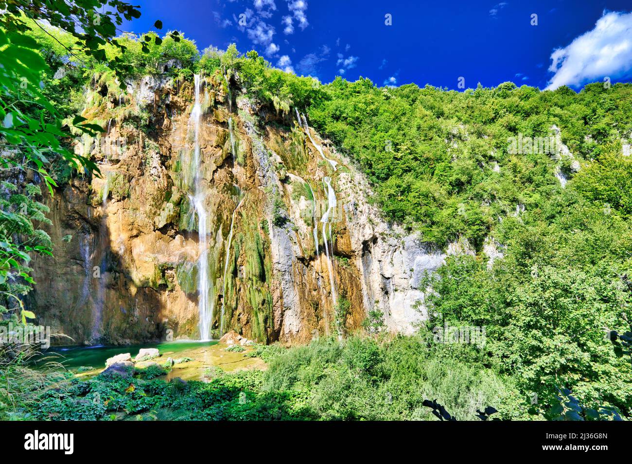 La cascata di Veliki schiaffa del Parco Nazionale dei Laghi di Plitvice in Croazia nella regione di Lika. Patrimonio mondiale dell'UNESCO della Croazia di nome Plitvicka Jezera. Foto Stock
