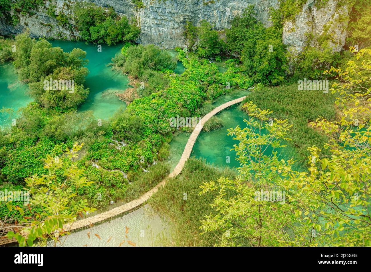 Guarda il ponte sul fiume Korana. Parco Nazionale dei Laghi di Plitvice in Croazia nella regione di Lika. Patrimonio mondiale dell'UNESCO della Croazia di nome Plitvicka Foto Stock