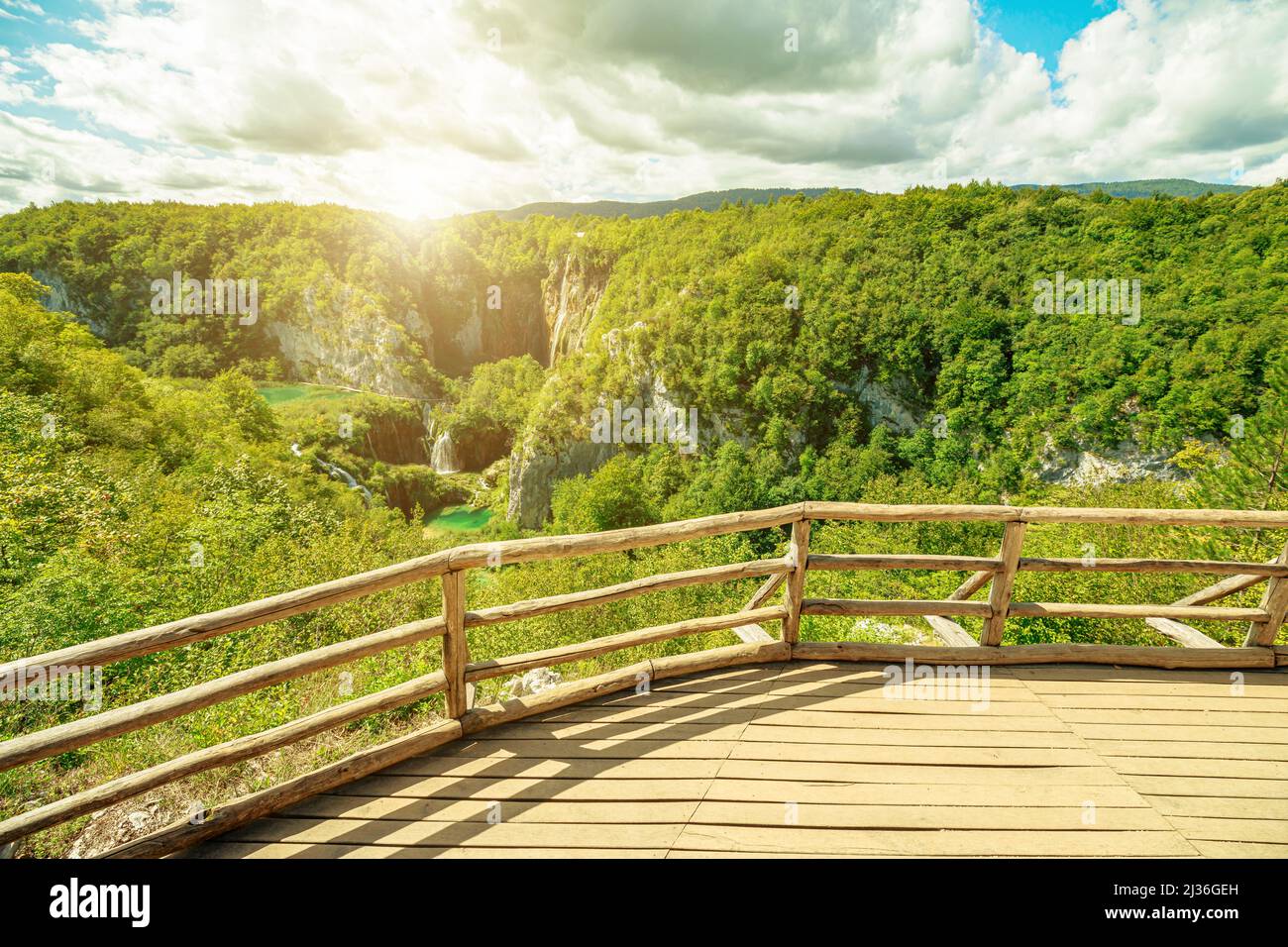 Sole sul punto panoramico con Veliki Slap e cascata Sastavci del Parco Nazionale dei Laghi di Plitvice in Croazia. Parco forestale naturale con laghi a Lika Foto Stock