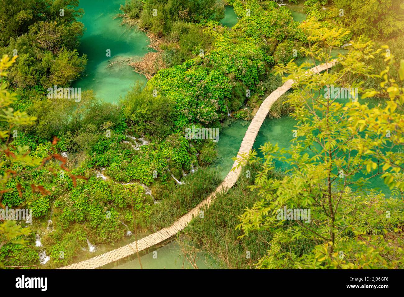 Guarda il ponte sul fiume Korana. Parco Nazionale dei Laghi di Plitvice in Croazia nella regione di Lika. Patrimonio mondiale dell'UNESCO della Croazia di nome Plitvicka Foto Stock