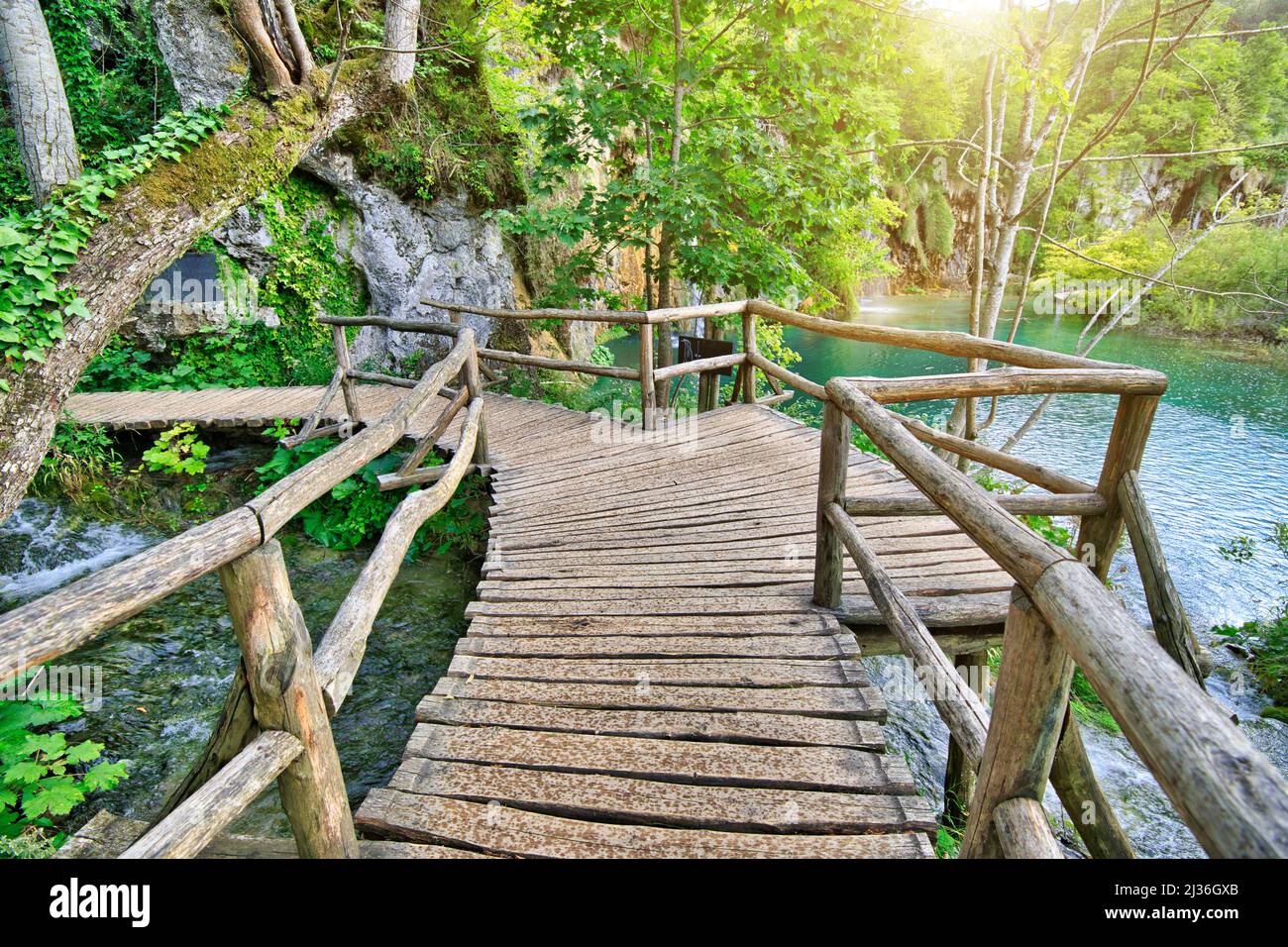 Il molo in legno sulle cascate presso il lago Milino Jezero. Parco Nazionale dei Laghi di Plitvice in Croazia nella regione di Lika. Foto Stock