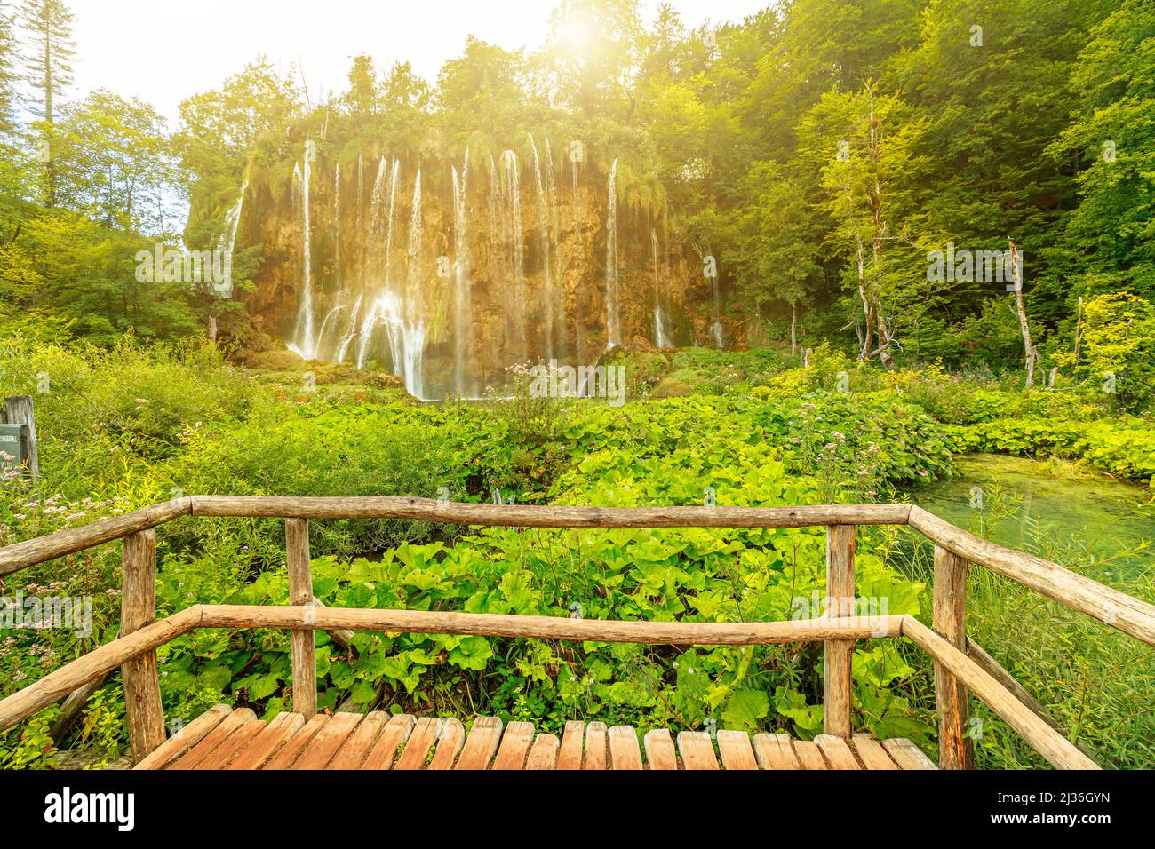 Vista in legno del Parco Nazionale di Plitvice in Croazia e della cascata di Veliki Prstavac. Parco nazionale di Plitvicka Jezera e patrimonio mondiale dell'UNESCO di Foto Stock