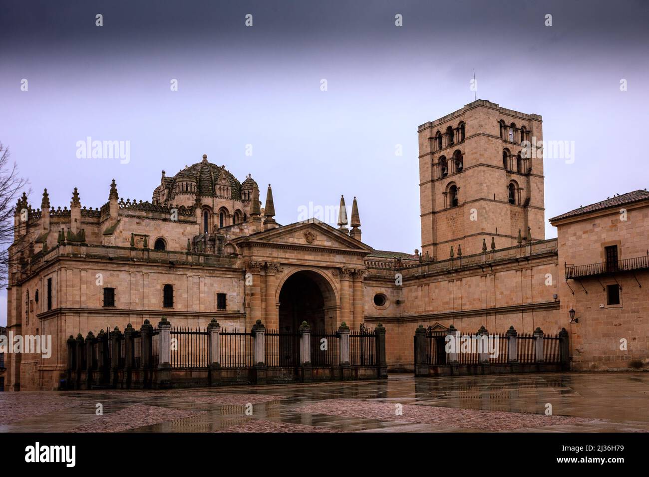 La cattedrale di Zamora è uno dei migliori esempi di architettura romanica spagnola. La singolare cupola è diventata uno dei simboli della città. Spagna. Foto Stock