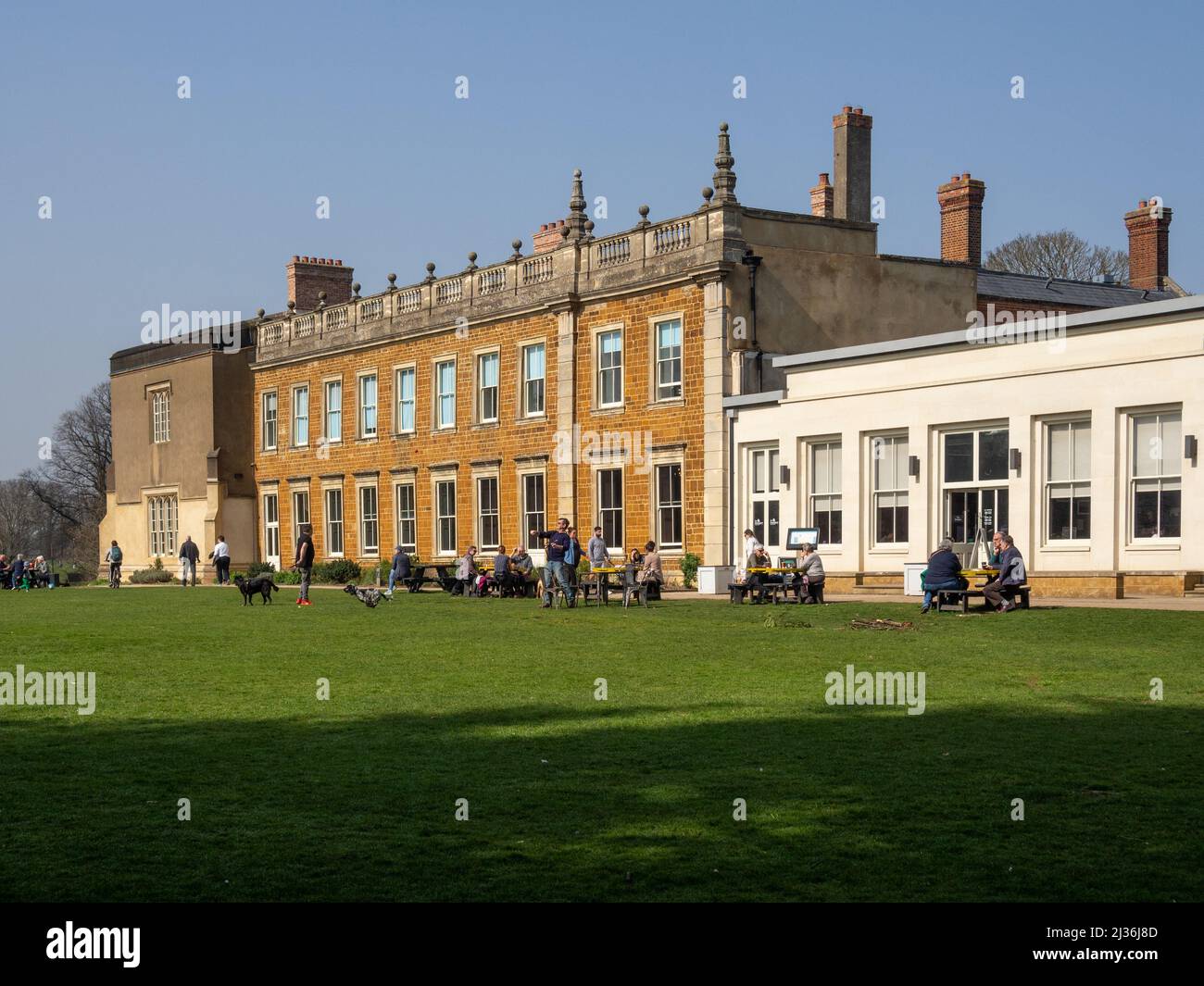 I clienti fuori dal bar in una soleggiata Primavera, Delatre Abbey, Northampton, Regno Unito Foto Stock