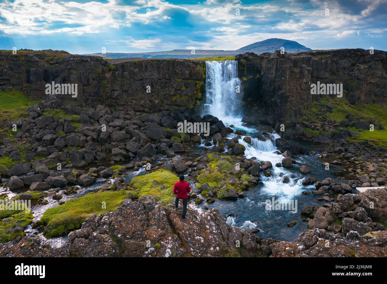 Tourist guardando la cascata Oxarafoss in Islanda Foto Stock