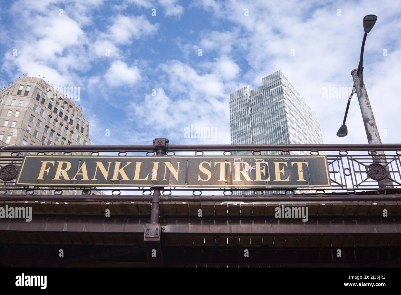 Franklin-Orleans Street Bridge con grattacieli sullo sfondo Foto Stock