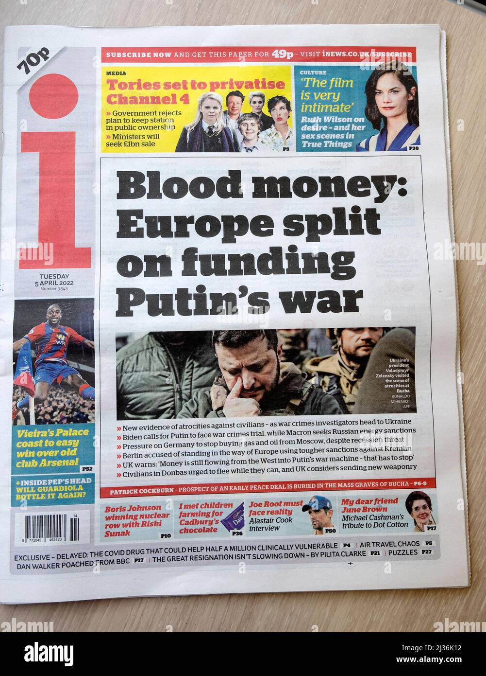 il titolo del giornale è "Blood Money: Europe split on funding Putin's War" Russia Ucraina Zelensky articolo 5 aprile 2022 Londra Regno Unito Foto Stock