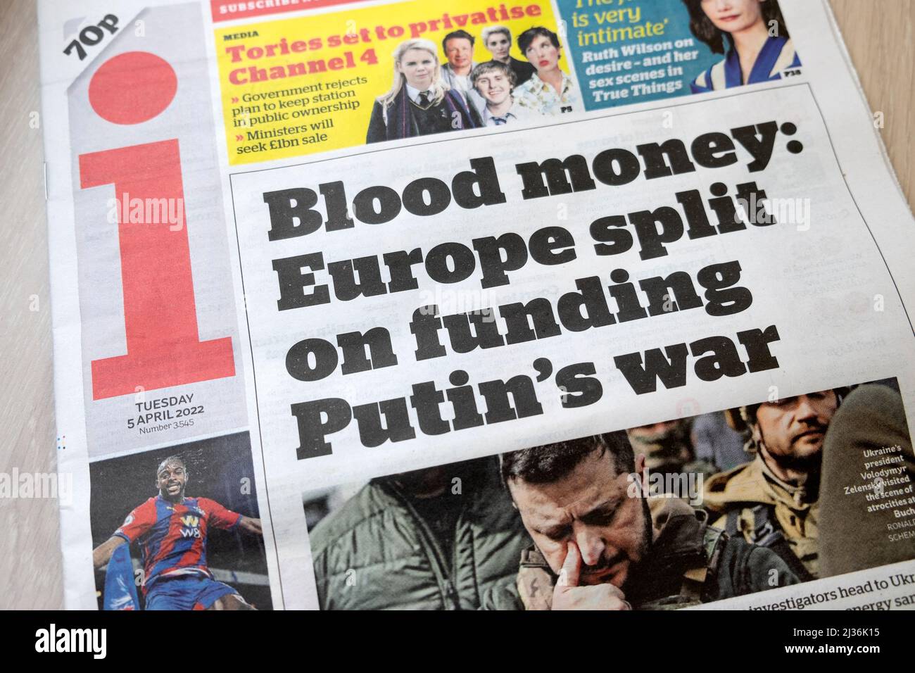 i giornale titolo 5 aprile 2022 'Blood Money: Europe split on funding Putin's war' prima pagina il 5 aprile 2022 Londra Inghilterra Gran Bretagna Europa Foto Stock