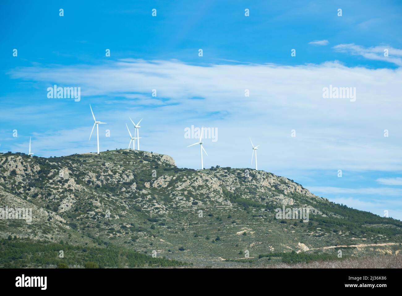 Turbine eoliche sulla cima di una montagna nella comunità valenciana - Spagna Foto Stock