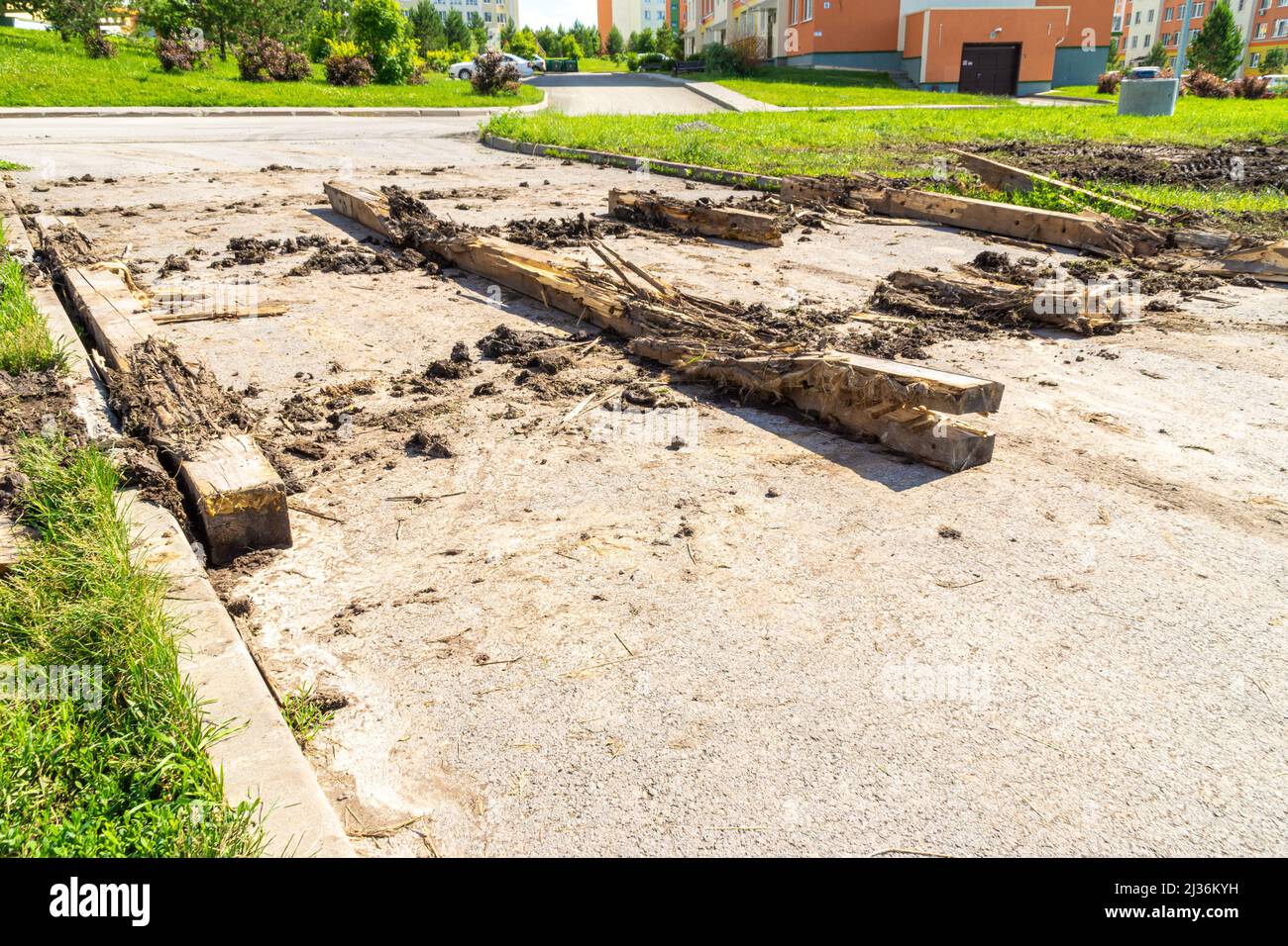 protezione del marciapiede e dell'asfalto da danni causati da veicoli cingolati pesanti durante l'attraversamento di strade pubbliche, fuoco selettivo Foto Stock