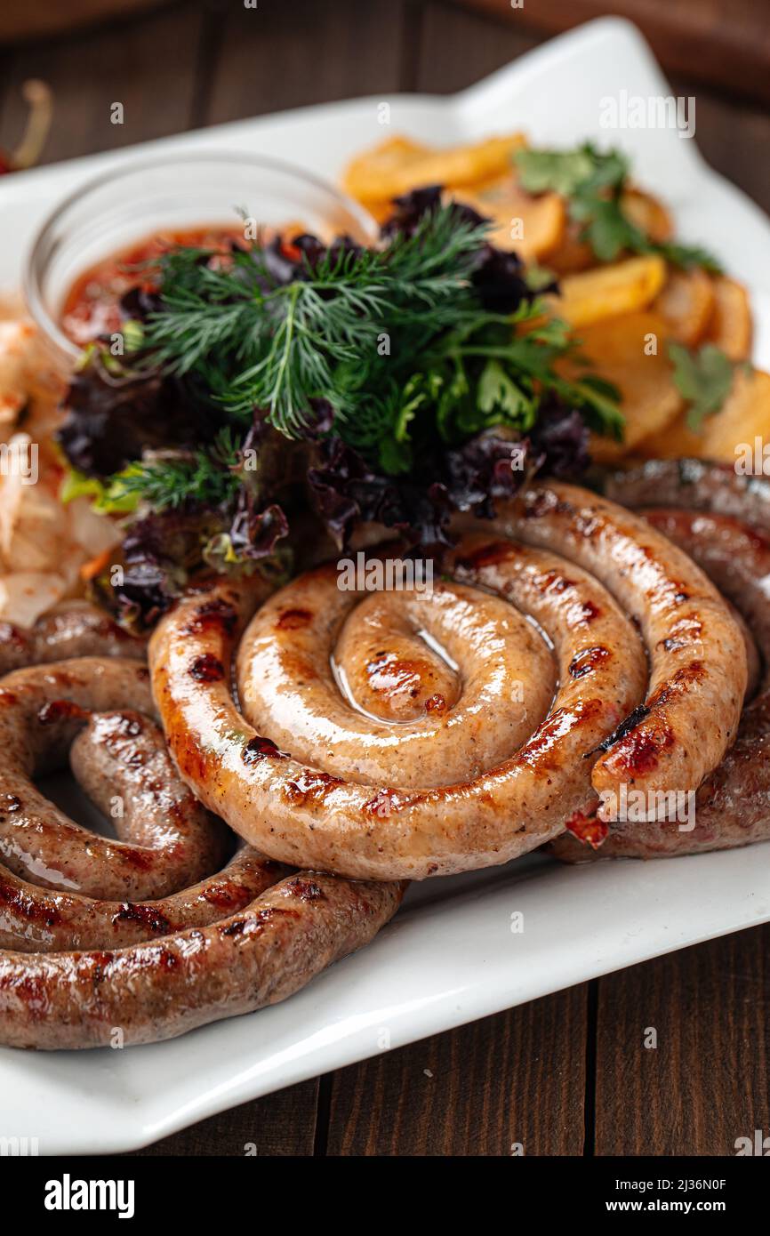 Salsicce grigliate assortite con crauti Foto Stock