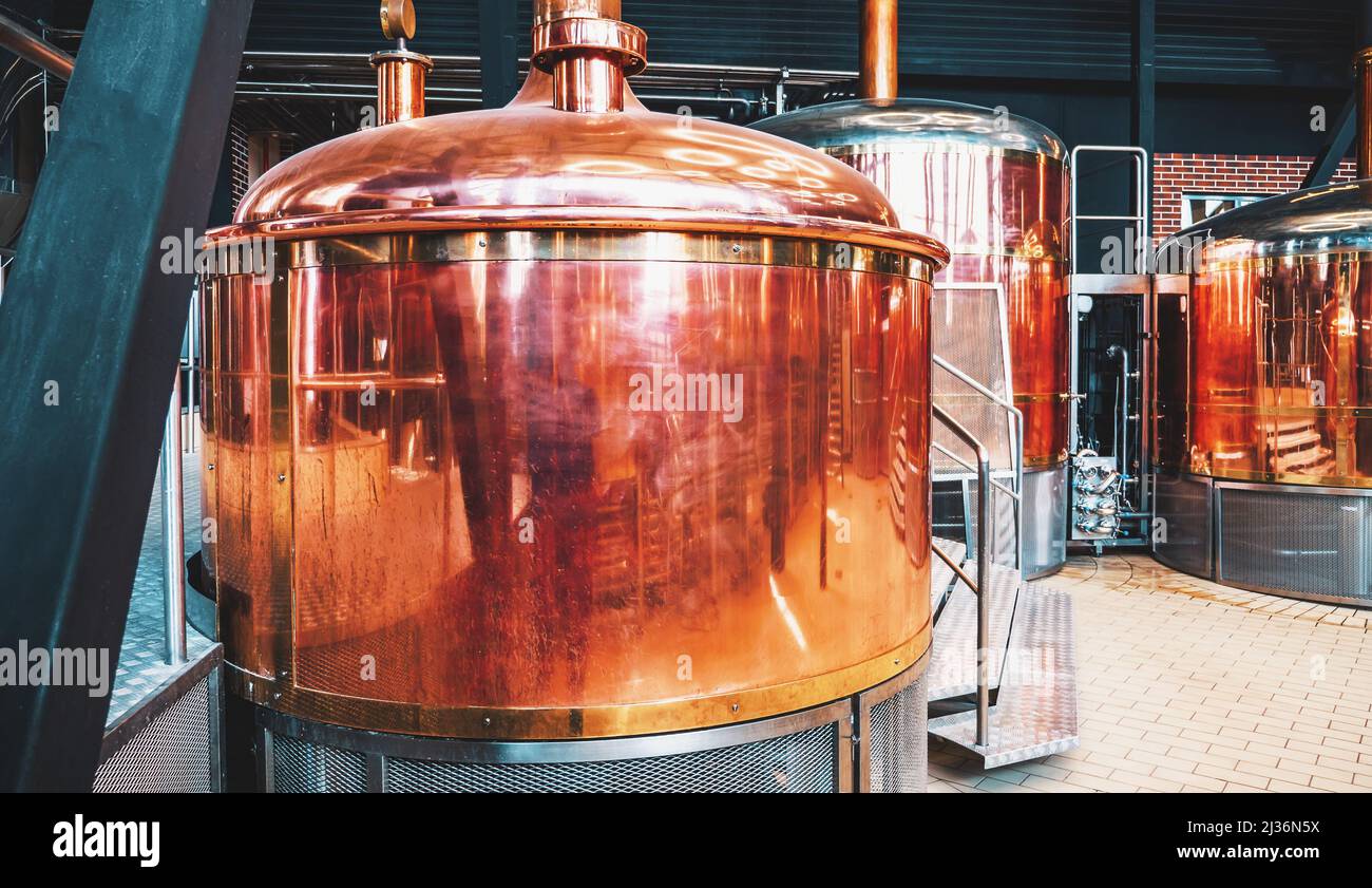 Attrezzature per birrifici. Produzione di birra. Vasche di stoccaggio rotonde cooper per la fermentazione e la maturazione della birra. Foto Stock