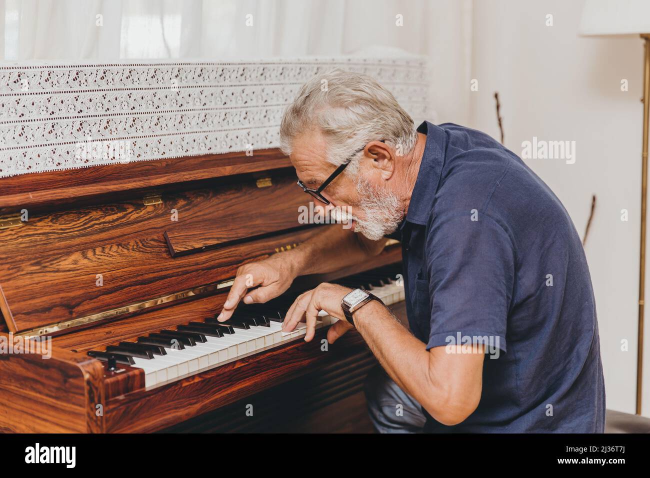 Musicista anziano godere di musica felice con piano prevenire la malattia di Alzheimer. Foto Stock