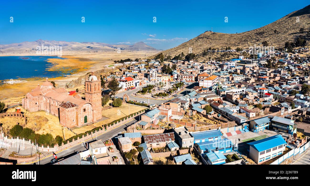 Chiesa di Santiago Apostol sopra il lago Titicaca a Pomata, Perù Foto Stock