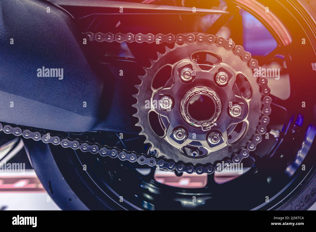 Primo piano pignone posteriore e catena in Hi Performance Sport Racing Motorcycle. Foto Stock