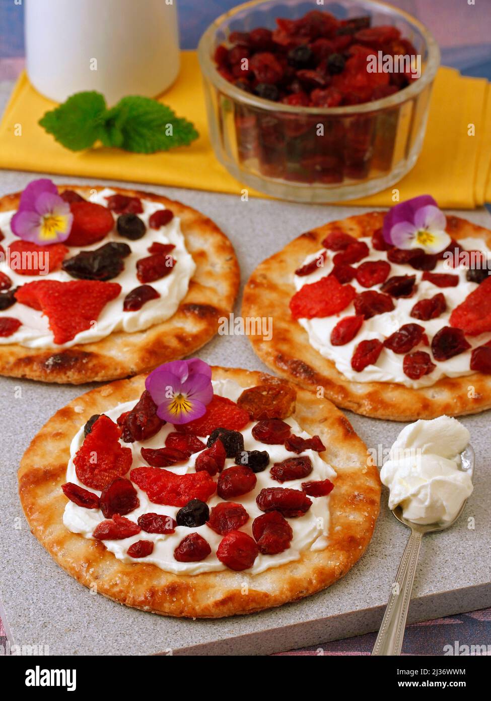 Torte con formaggio cremoso e frutta secca. Tortas de aceite, dolci tipici spagnoli. Foto Stock