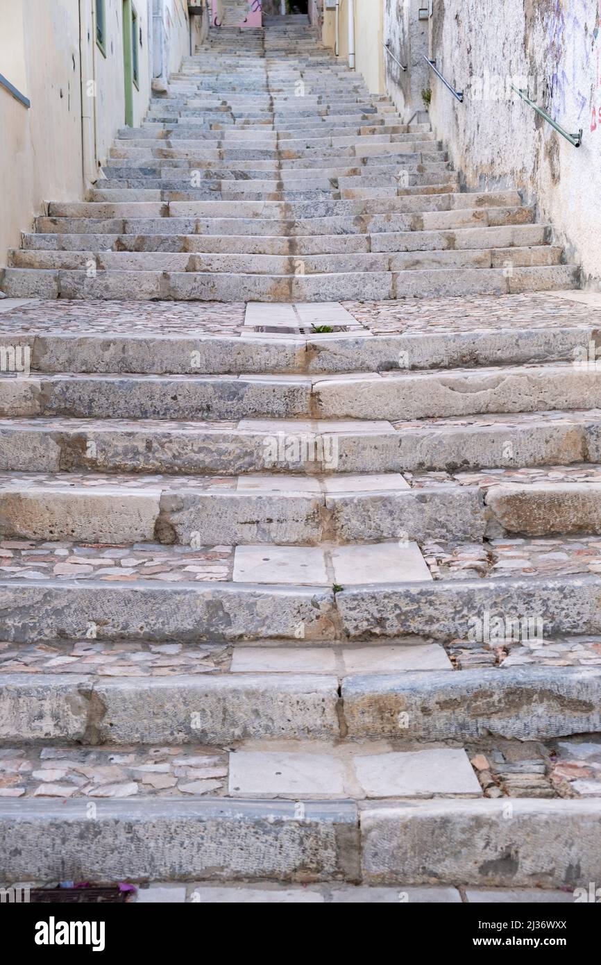 Quartiere tradizionale a Ermoupolis capitale, isola di Syros, Cicladi Grecia. Vecchia scala di marmo in pietra tra l'edificio. Vista dal soffietto alla parte anteriore superiore. Foto Stock