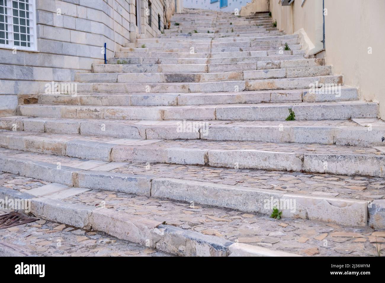 Quartiere tradizionale a Ermoupolis capitale, isola di Syros, Cicladi Grecia. Vecchia scala di marmo in pietra tra l'edificio. Vista dal soffietto all'alto. Foto Stock