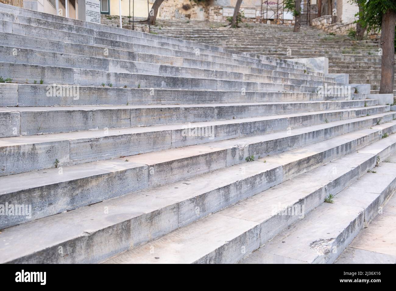 Pietra vecchia marmo pavimentato scala dettaglio primo piano vista laterale. Ermoupolis città isola di Syros, Cicladi Grecia. Foto Stock