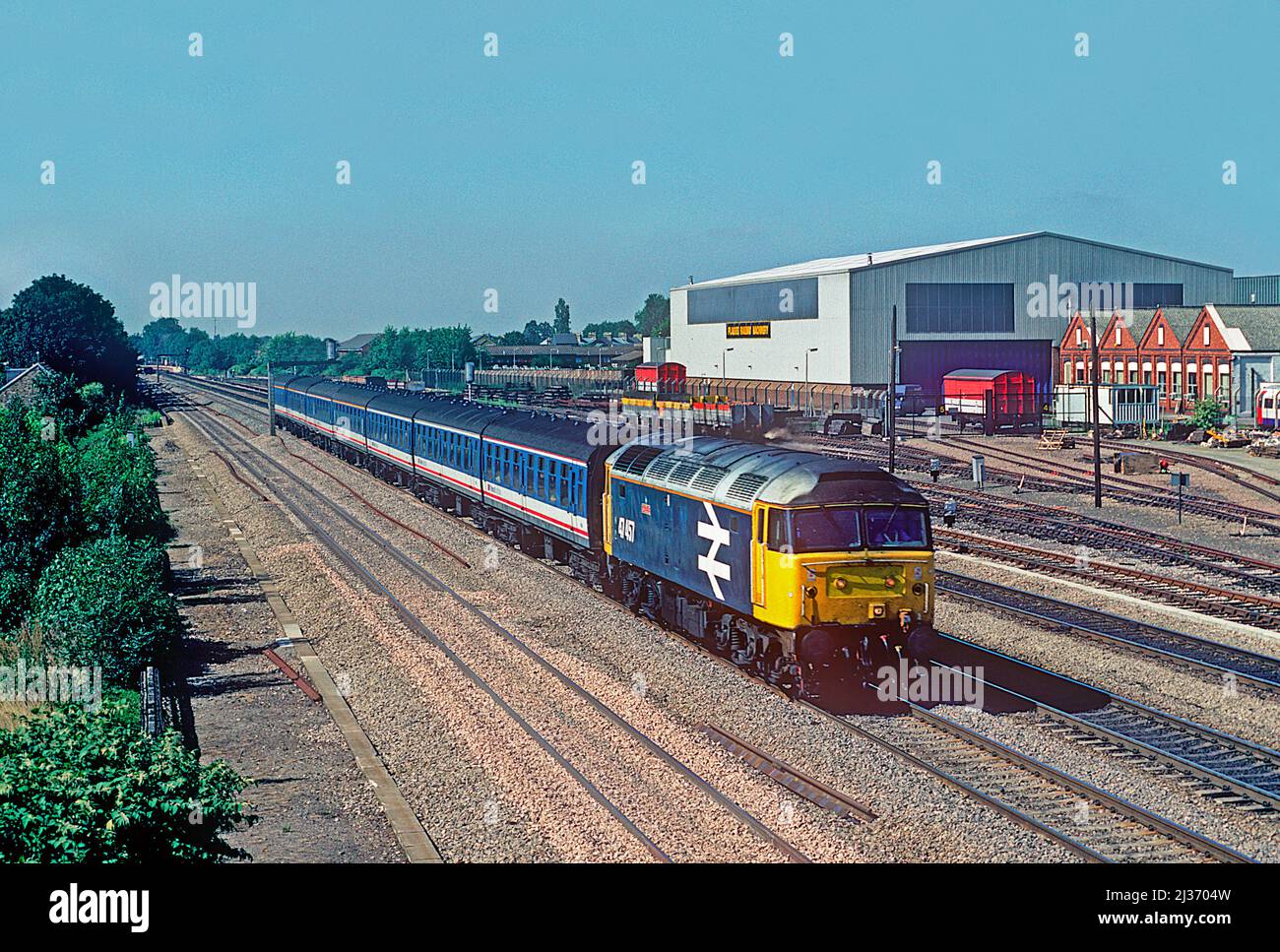 Una locomotiva diesel classe 47 numero 47457 in grande logo livrea che lavora una rete “Network Express” Servizio Sud-Est a West Ealing. 7th settembre 1991. Foto Stock