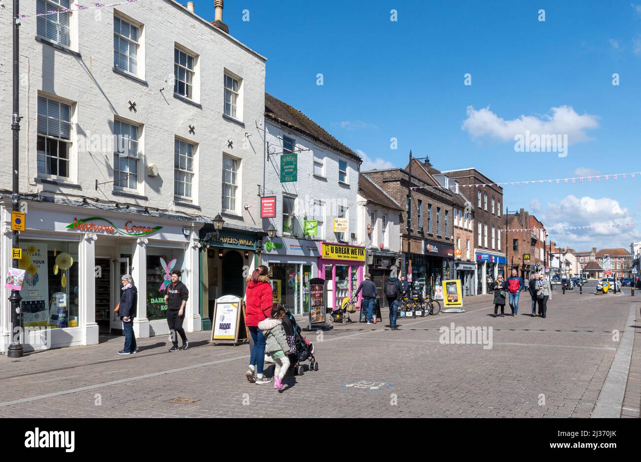Newbury centro città, vista di Northbrook Street occupato con gente shopping, Berkshire, Inghilterra, Regno Unito Foto Stock