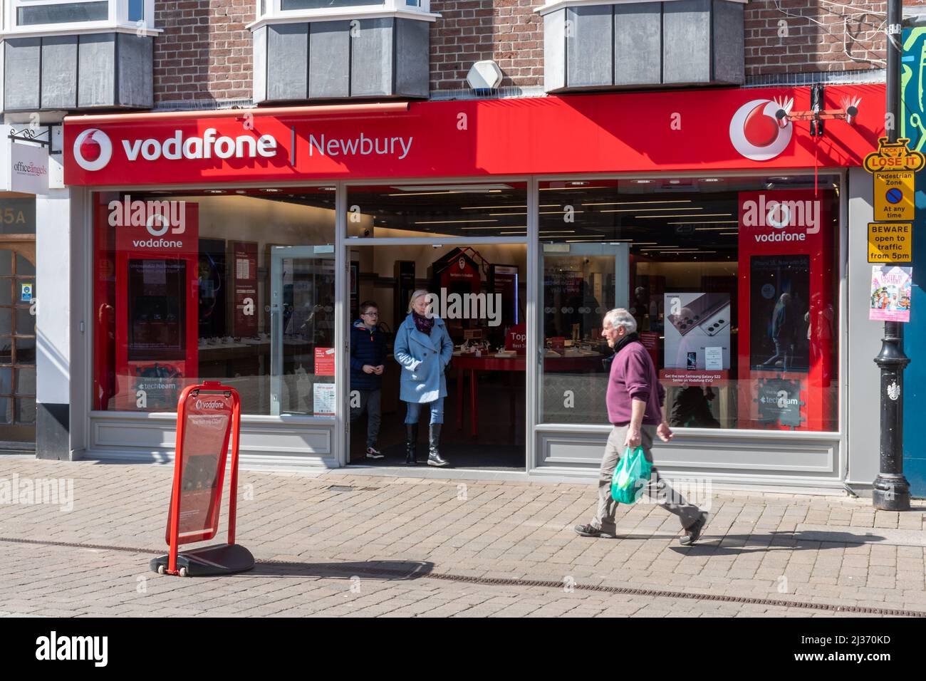 Negozio Vodafone, centro di Newbury, Berkshire, Inghilterra, Regno Unito Foto Stock