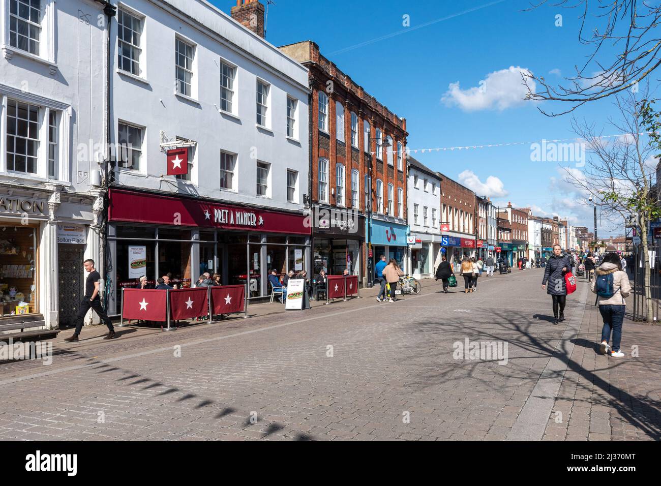 Newbury centro città, vista di Northbrook Street occupato con gente shopping, Berkshire, Inghilterra, Regno Unito Foto Stock
