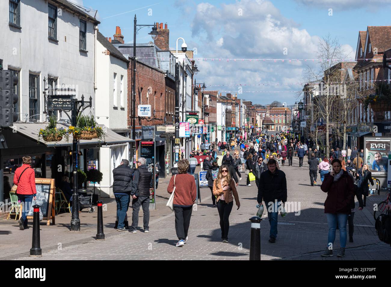 Newbury centro città, vista di Northbrook Street occupato con gente shopping, Berkshire, Inghilterra, Regno Unito Foto Stock