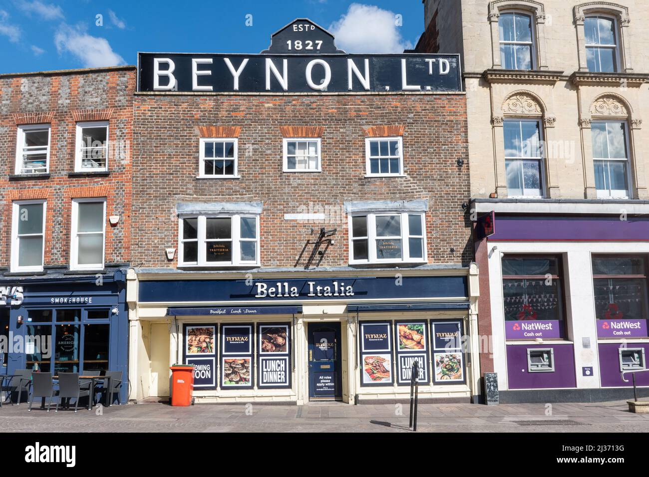 Edificio storico Beynon Ltd a Newbury Market Place, Berkshire, Inghilterra, Regno Unito, ex negozio di tappeti fondato nel 1827, ora un ristorante italiano. Foto Stock