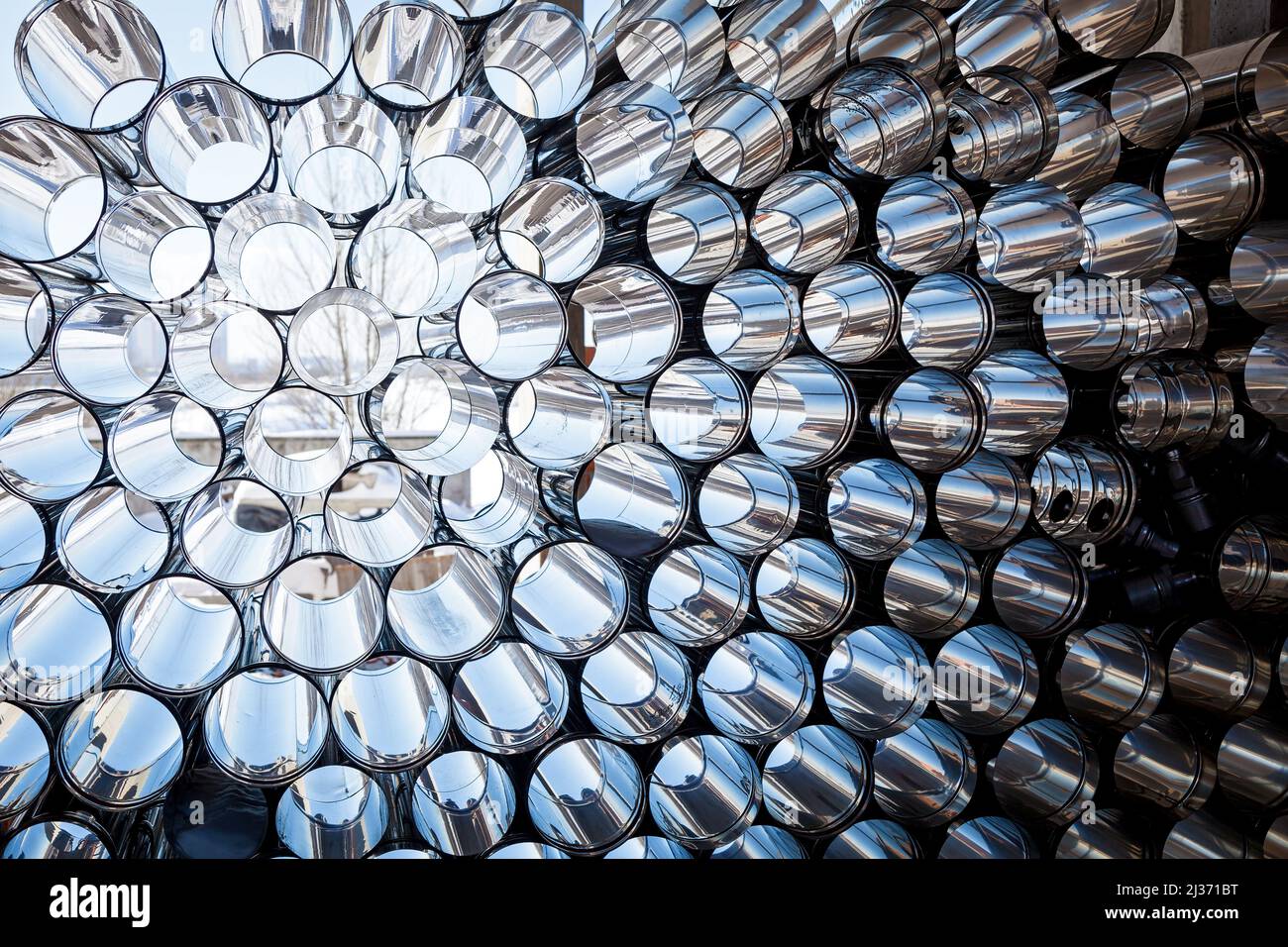 Tubo in acciaio zincato di alta qualità o tubi in alluminio e acciaio cromato impilati in attesa di spedizione in magazzino Foto Stock