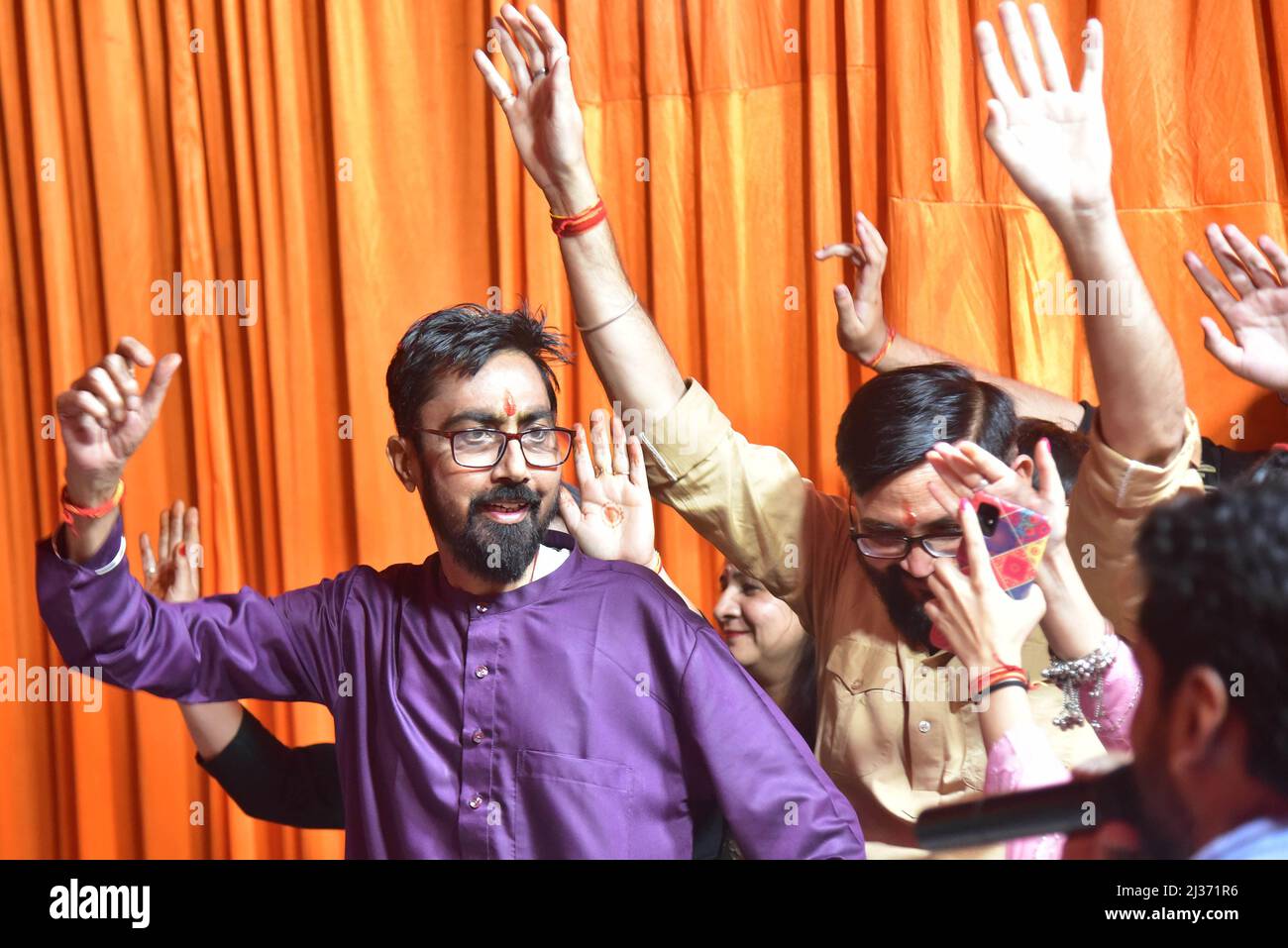 Bikaner, India. 05th Apr 2022. I devoti cantano canzoni devozionali e ballano sul Jagran della dea Durga durante il festival Navratri a Bikaner. (Foto di Fer Capdepon Arroyo/Pacific Press) Credit: Pacific Press Media Production Corp./Alamy Live News Foto Stock