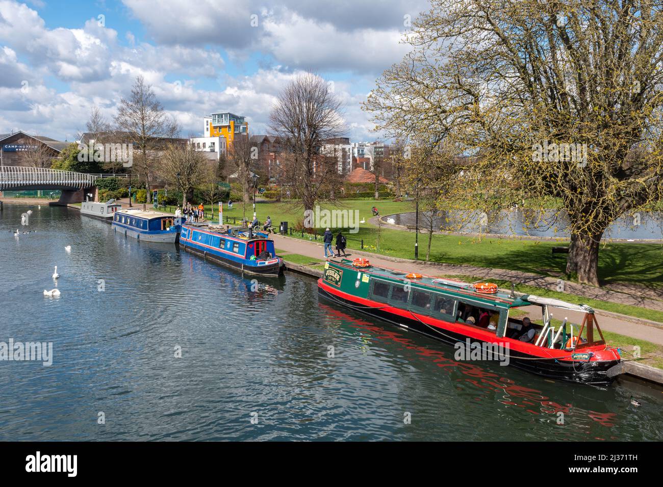 Il Kennett e il canale Avon a Newbury, Berkshire, Inghilterra, Regno Unito, con le barche del canale in una giornata di primavera soleggiata Foto Stock