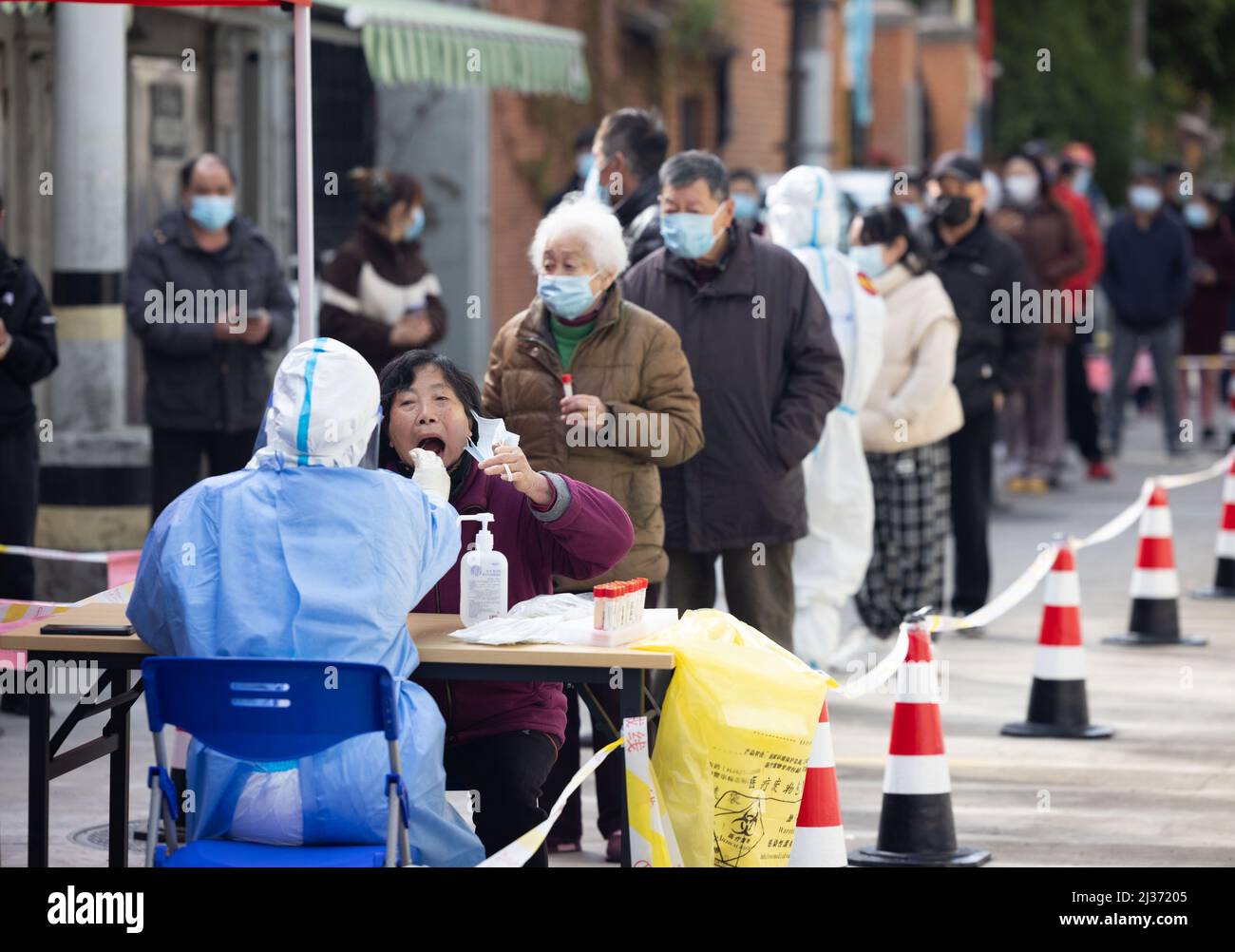 Shanghai. 1st Apr 2022. Un operatore medico prende un campione di tampone da una donna per il test dell'acido nucleico nel distretto di Changning, Shanghai, Cina orientale, 1 aprile 2022. Credit: Jin Liwang/Xinhua/Alamy Live News Foto Stock