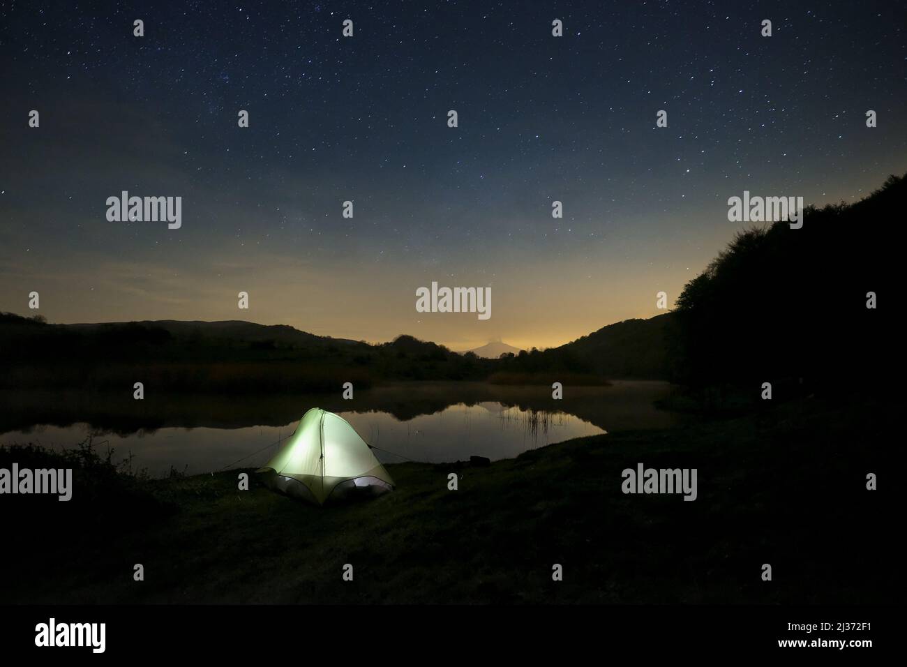 Notte stellata sul campo selvaggio vicino al lago nel Parco dei Nebrodi, in Sicilia Foto Stock