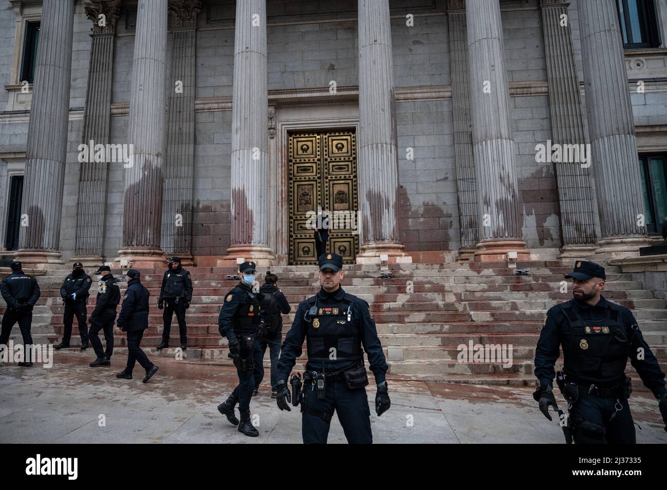 Madrid, Spagna. 06th Apr 2022. Gli ufficiali di polizia sono visti di fronte al Congresso dei deputati dopo una protesta condotta da attivisti del cambiamento climatico del gruppo di scienziati Rebellion. Gli attivisti della ribellione scienziata, sostenuti dal gruppo della ribellione dell'estinzione, hanno condotto una protesta lanciando una vernice rossa all'ingresso del Congresso dei deputati facendo un atto pacifico di disobbedienza per denunciare l'inazione dei governi nella lotta al cambiamento climatico. Credit: Marcos del Maio/Alamy Live News Foto Stock