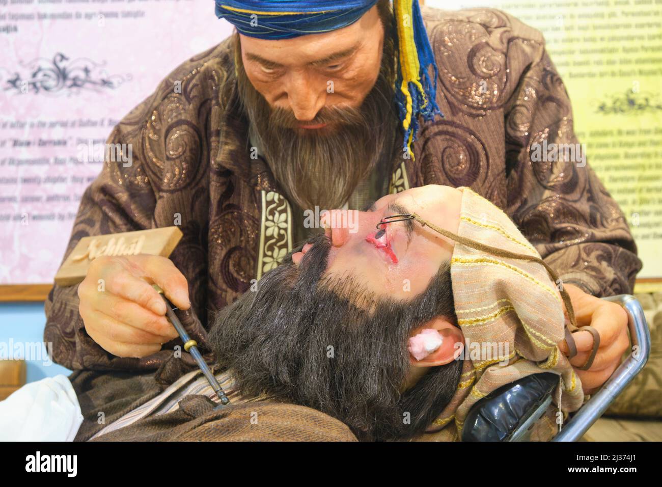 Una dimostrazione diorama di un'operazione grafica sanguinosa su un occhio infetto. Al Museo di Storia Medica di Manisa, Turchia. Foto Stock
