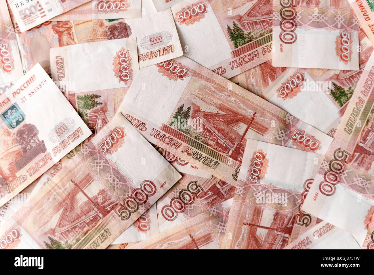 Banconote da 5000 rubli russi. Pacchetto di cinque millesimi di banconote. Banconote da cinque millesimi di rubli russi ruotano su una piattaforma coperta di m Foto Stock