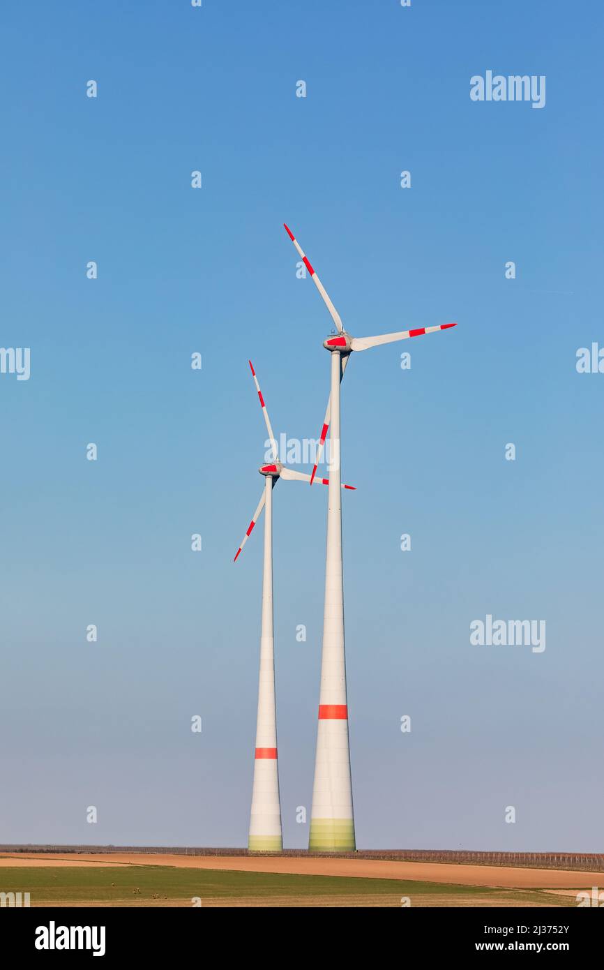 Un campo rurale con turbine eoliche su una centrale eolica è un prerequisito necessario per la tedesca Energiewende Foto Stock