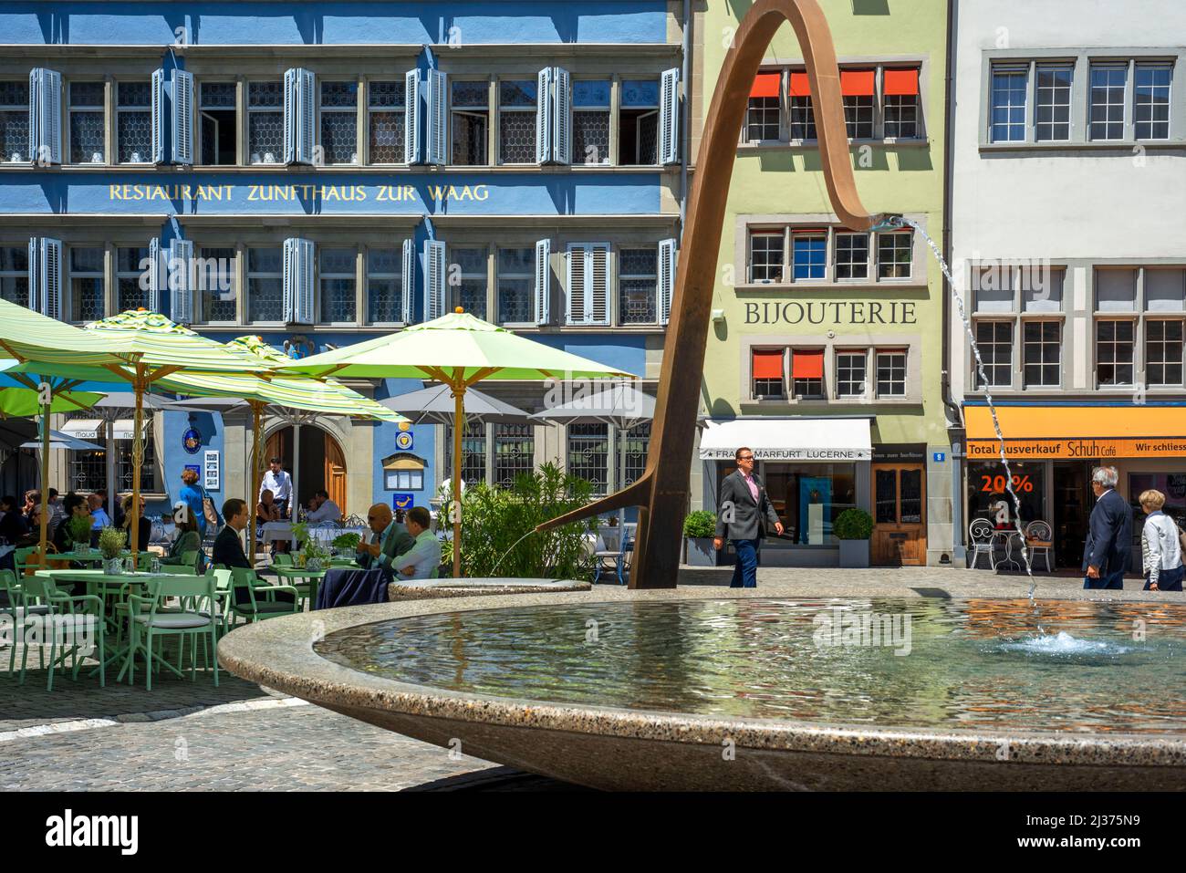 Il design moderno fontana sulla Münsterhof town square nel quartiere Lidenhof di Zurigo, Svizzera, Europa Foto Stock