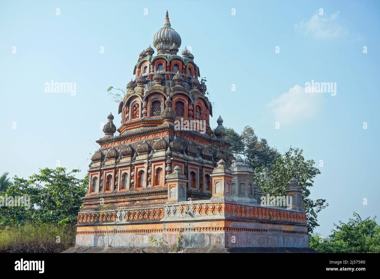 Tempio Vishveshwara costruito in pietra basaltica e completato nel 1735. Sulla confluenza dei fiumi Krishna e Venna, Sangam Mahuli, Satara, Foto Stock