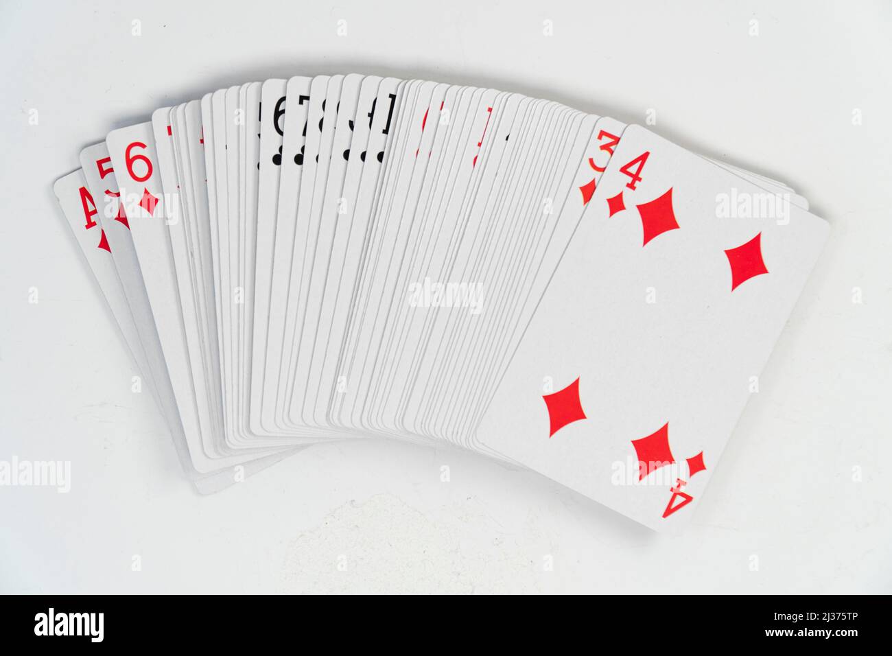 Mazzo di carte da gioco mazzo, isolato su sfondo bianco, carte da gioco mazzo rosso diamante in cima Foto Stock