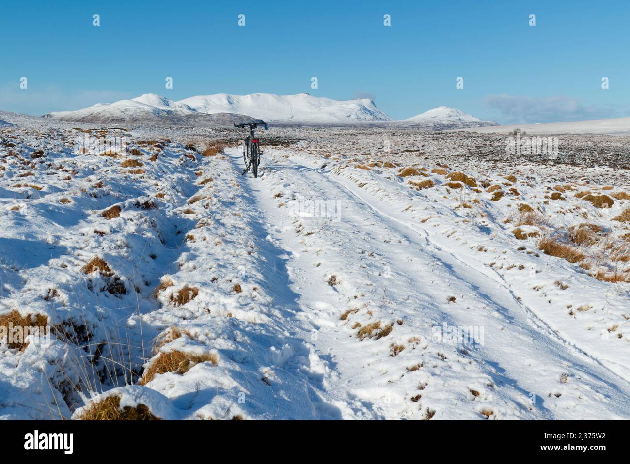 Bicicletta su pista innevata, Highland Scotland Foto Stock