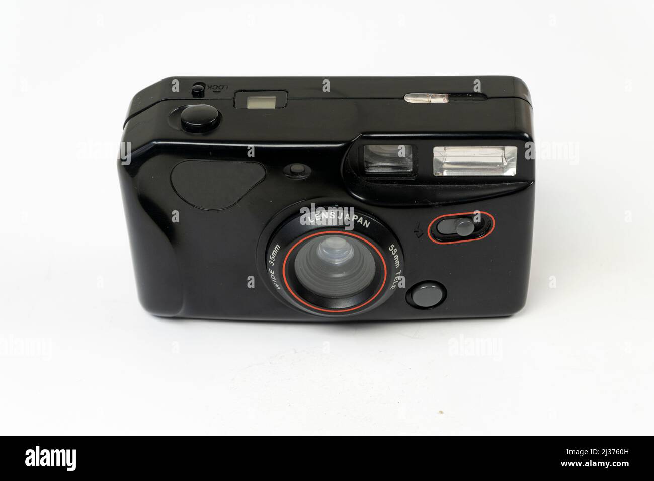 Fotocamera analogica vintage isolata su sfondo bianco, vecchia macchina fotografica con obiettivo vista frontale, messa a fuoco selettiva Foto Stock