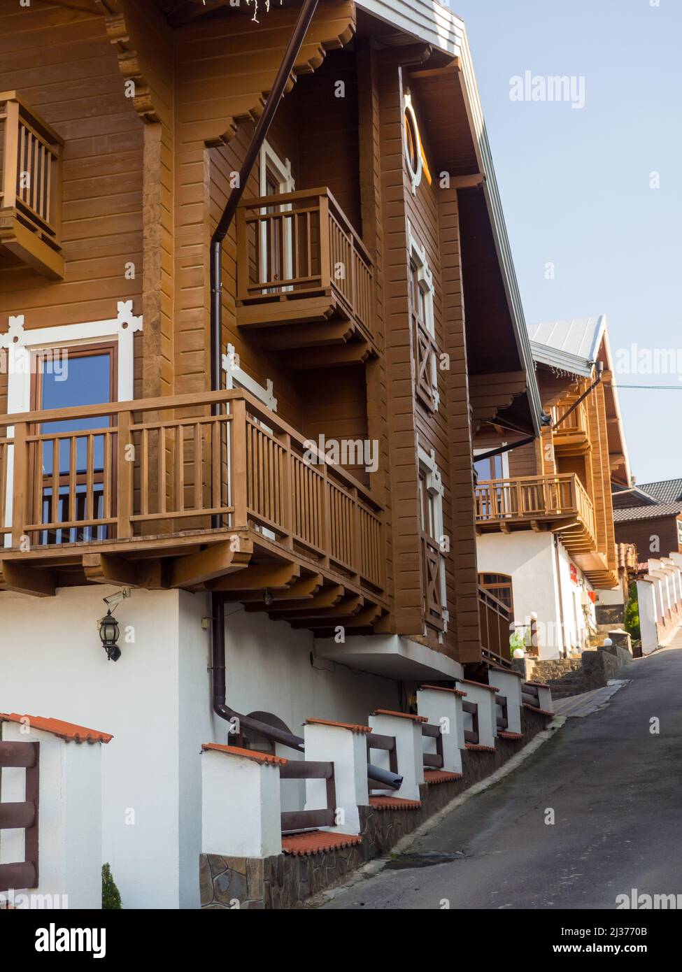 facciata di una casa in legno in montagna con elementi decorativi bianchi Foto Stock