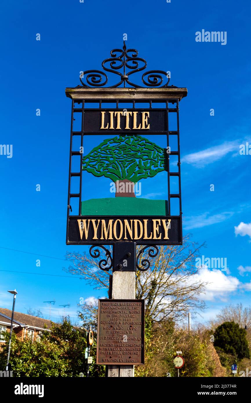 Cartello del villaggio per Little Wymondley in Hertfordshire, Regno Unito Foto Stock