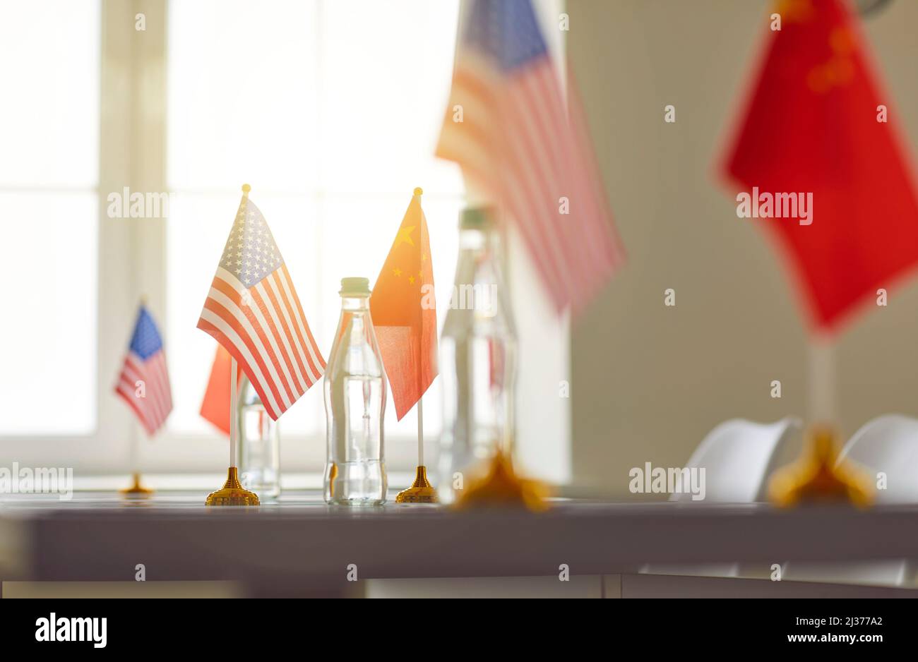 Bandiere di Cina e Stati Uniti al tavolo prima della riunione negoziale politica di due paesi Foto Stock