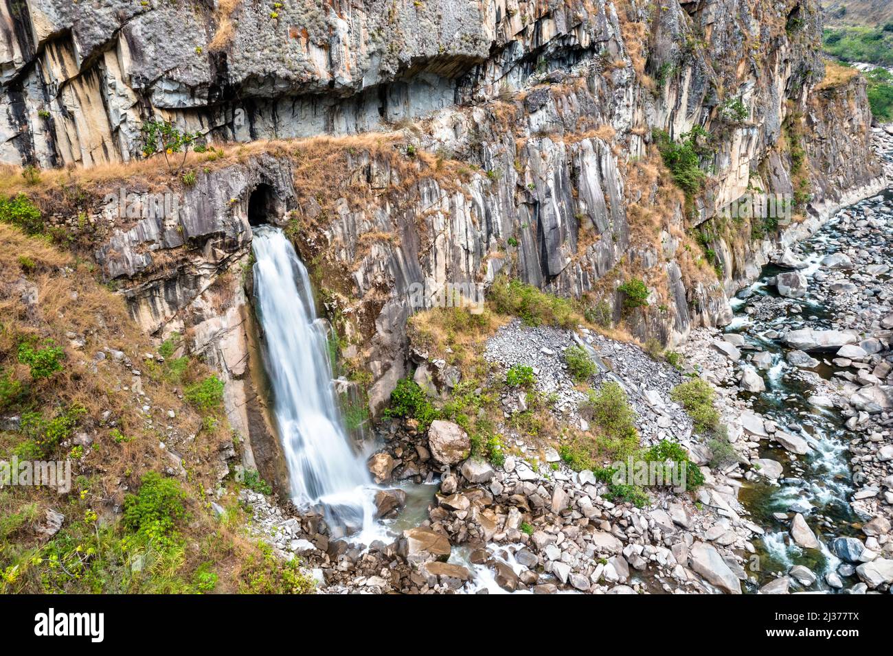 Cascata della Grotta al fiume Urubamba vicino Machu Picchu in Perù Foto Stock